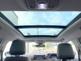 ●パノラマミックガラスルーフ:大迫力のパノラマルーフは、後部座席にまで続いており、開放的な空間をお楽しみいただけます。
