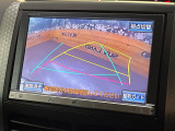 【バックカメラ】駐車時に後方がリアルタイム映像で確認できます。大型商業施設や立体駐車場での駐車時や、夜間のバック時に大活躍!