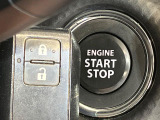 【キーレススタートシステム】カバンやポケットに入れたままでもドアの施錠・解錠が可能なスマートキーを装備。エンジンのオン・オフ時もカギを取り出す必要が無いからとっても便利です♪
