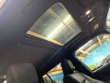 【サンルーフ】開放感たっぷりの希少装備、サンルーフが装着されています!車内に明かりを取り入れたり景色を楽しむ以外にも、車内の空気も簡単に換気できて快適です!