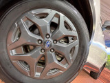 【グレード専用純正17インチアルミホイール】デザイン性の高い純正アルミホイールを装着しております。各種社外アルミホイールや、スタッドレスタイヤも取扱いしております。是非ご相談ください♪