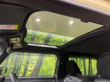 【ガラスルーフ】ガラスルーフ搭載で車内の解放感が一気にアップ!開放的なドライブをお楽しみいただけます。