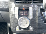 【左右独立型フルオートエアコン】運転席と助手席でそれぞれお好みの温度に設定可能。同乗者にも配慮した、快適な空調をお届け致します。