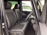 フロントシートはベンチシートです。ベンチシ―トは運転席と助手席の移動もスムーズ!狭い駐車場での乗り降りに便利です。シートの間にコンソールボックスやドリンクホルダーがないため、車内空間も広く感じます