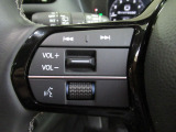 ■ステアリングリモコン付き。ハンドルから手を離さずにオーディオ操作ができるので、運転中も視線を外さず安心です。
