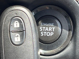 【キーレススタートシステム】カバンやポケットに入れたままでもドアの施錠・解錠が可能なスマートキーを装備。エンジンのオン・オフ時もカギを取り出す必要が無いからとっても便利です♪