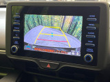 【バックカメラ】駐車時に後方がリアルタイム映像で確認できます。大型商業施設や立体駐車場での駐車時や、夜間のバック時に大活躍!運転スキルに関わらず、今や必須となった装備のひとつです!