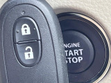 【キーレススタートシステム】カバンやポケットに入れたままでもドアの施錠・解錠が可能なスマートキーを装備。エンジンのオン・オフ時もカギを取り出す必要が無いからとっても便利です♪
