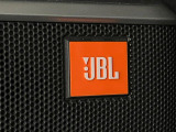【JBLサウンドシステム】メーカーオプションの高品位サウンドシステムを搭載。専用のチューニングが施された大小様々なスピーカーから良質なサウンドが奏でられ、臨場感あふれる音響空間を演出します。