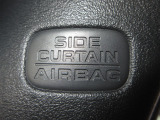 サイドカーテンエアバックシステムは、側面衝突時に大人から子供までさまざまな体格の乗員の頭部や頚部を広範囲で保護。特にセンターピラーへの頭部衝突を防ぐ展開性能を実現しています。