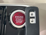 【Hondaスマートキー】カバンやポケットに入れたままでもドアの施錠・解錠が可能なスマートキーを装備。エンジンのオン・オフ時もカギを取り出す必要が無いからとっても便利です♪