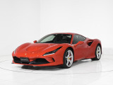 本車両はRosso CorsaのボディにNeroインテリアを組み合わせたフェラーリらしい王道の仕様に加え、DreamlineによるストライプやF1パドルなどの特注オプションが施されます。