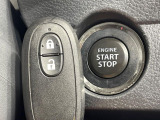 【キーレススタートシステム】カバンやポケットに入れたままでもドアの施錠・解錠が可能なスマートキーを装備。エンジンのオン・オフ時もカギを取り出す必要が無いからとっても便利です♪