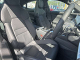 ●レザーシート『高級感や耐久性がありこちらのモデルにも採用されています。レザーは見た目が美しく内装を豪華に演出します。柔らかく肌触りが良く長時間の運転でも快適です。