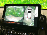 【パノラミックビューモニター】専用のカメラにより、上から見下ろしたような視点で360度クルマの周囲を確認することができます☆死角部分も確認しやすく、狭い場所での切り返しや駐車もスムーズに行えます。