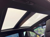 【調光パノラマルーフ】車内の解放感が一気に上がる大型パノラマルーフに調光機能がプラス!日差しが強い時、シェードを閉めなくてもガラスの透明度を調整することで心地よい明るさに♪
