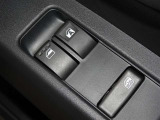 運転席と助手席のみパワーウィンドウを装備しています。