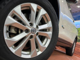 【純正17インチアルミホイール】外観にマッチした純正アルミホイールを装着しております。各種社外アルミホイールや、スタッドレスタイヤも取扱いしております。是非ご相談ください♪