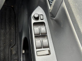 【電動格納ミラー】運転席のスイッチで、ドアミラーの開閉や角度の調整ができます。