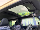 【ガラスルーフ】ガラスルーフ搭載で車内の解放感が一気にアップ!開放的なドライブをお楽しみいただけます。