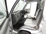 【助手席足元】助手席側も隅々まで綺麗に整えました。お二人での作業時も、お相手に気持ちよく座っていただける清潔感です。足元が広いので、長時間の移動も疲れにくい設計です。