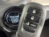 【Hondaスマートキー】カバンやポケットに入れたままでもドアの施錠・解錠が可能なスマートキーを装備。エンジンのオン・オフ時もカギを取り出す必要が無いからとっても便利です♪