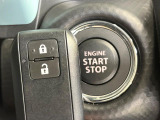 【キーレススタートシステム】カバンやポケットに入れたままでもドアの施錠・解錠が可能なスマートキーを装備。エンジンのオン・オフ時もカギを取り出す必要が無いからとっても便利です♪