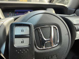 【Hondaスマートキー】カバンやポケットに入れたままでもドアの施錠・解錠が可能なスマートキーを装備。エンジンのオン・オフ時もカギを取り出す必要が無いからとっても便利です♪