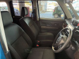 運転席の画像です。足元やシートまわりに余裕があり、リラックスした姿勢で運転が可能です。視界も良好で操作系へのアクセスもしやすく、快適で安心感のあるドライブをサポートします。
