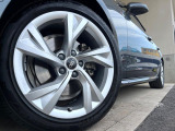 ●純正18インチアルミホイール:輸入車ならではの卓越した走りを支えるホイールと足回りです!日本車の走りに慣れている方にもぜひ体感して頂きたいほど、高いレベルでまとまっています!