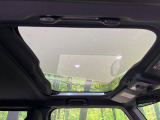 【ガラスルーフ】ガラスルーフ搭載で車内の解放感が一気にアップ!開放的なドライブをお楽しみいただけます。