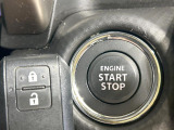 【キーレススタートシステム】カバンやポケットに入れたままでもドアの施錠・解錠が可能なスマートキーを装備。エンジンのオン・オフ時もカギを取り出す必要が無いからとっても便利です♪