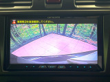 【バックカメラ】駐車時に後方がリアルタイム映像で確認できます。大型商業施設や立体駐車場での駐車時や、夜間のバック時に大活躍!運転スキルに関わらず、今や必須となった装備のひとつです!