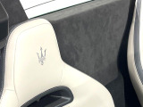 ヘッドレストにはマセラティのトライデントステッチが施されております。
