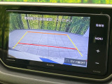 【バックカメラ】駐車時に後方がリアルタイム映像で確認できます。大型商業施設や立体駐車場での駐車時や、夜間のバック時に大活躍!運転スキルに関わらず、今や必須となった装備のひとつです!