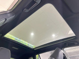 【パノラマルーフ】大型のガラスルーフ搭載で車内の解放感が一気にアップ!開放的なドライブをお楽しみいただけます。