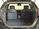 後部座席を前方に倒せば、大きなお荷物も手軽に積み込めます。