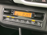 【オートエアコン】一度お好みの温度に設定すれば、車内の温度を検知し風量や温度を自動で調整。暑い&hellip;寒い&hellip;と何度もスイッチ操作をする必要はありません。快適な車内空間には必須の機能ですね♪