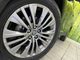 【純正19インチアルミホイール】外観にマッチした純正アルミホイールを装着しております。各種社外アルミホイールや、スタッドレスタイヤも取扱いしております。是非ご相談ください♪