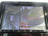 駐車する際、見通しの悪い場所や狭い道での運転を行いやすく、合計4ヶ所に設置したカメラの映像を合成・処理をして、真上から見ているような映像を映し出してくれます。