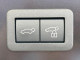 【パワーバックドア】スマートキーや運転席のボタンを押すだけでリアゲートが自動で開閉します!荷物を持っている時や、高い位置にあるバックドアを閉める際に便利な機能です♪