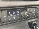 【オートエアコン】一度お好みの温度に設定すれば、車内の温度を検知し風量や温度を自動で調整。暑い&hellip;寒い&hellip;と何度もスイッチ操作をする必要はありません。快適な車内空間には必須の機能ですね♪