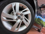 【純正16インチアルミホイール】外観にマッチした純正アルミホイールを装着しております。各種社外アルミホイールや、スタッドレスタイヤも取扱いしております。是非ご相談ください♪