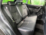 後部座席も気になるようなキズ・汚れやへたり等、大きなダメージはなく、良好な状態です。