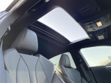 【ムーンルーフ】天井から太陽の穏やかな光や爽やかな風を取り込むことができる、レクサスの「サンルーフ」です!頭上のスイッチでムーンルーフを開閉することができます。