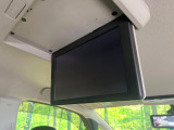 【フリップダウンモニター】大画面モニターで後席でもエンタメをお楽しみいただけます。小さなお子様にも大人気の装備です♪