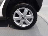 【アルミホイール】**足元をスタイリッシュに演出する純正アルミホイールです。目立つ傷もなく良好な状態を保っており、清潔感があります。細部まで丁寧に清掃済みで、安心してお乗りいただけます。