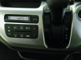 オートエアコンタイプなので細かい操作なしで快適温度に調整してくれます。季節の変わり目のわずらわしさはありませんね。インパネシフトだから視線の移動も少なく足元もスッキリ。