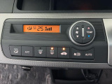 「オートエアコン」が付いています。1年中快適な室内を提供!車内温度を設定すると、風量を自動で調節してくれます。
