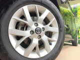 【純正15インチアルミホイール】外観にマッチした純正アルミホイールを装着しております。各種社外アルミホイールや、スタッドレスタイヤも取扱いしております。是非ご相談ください♪